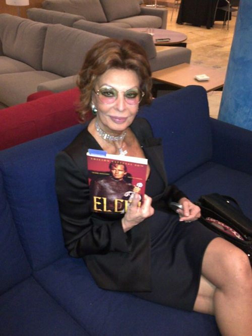 Sofia Loren con el libro El Cid coeditado por Colmenar Viejo Tierra de cine
